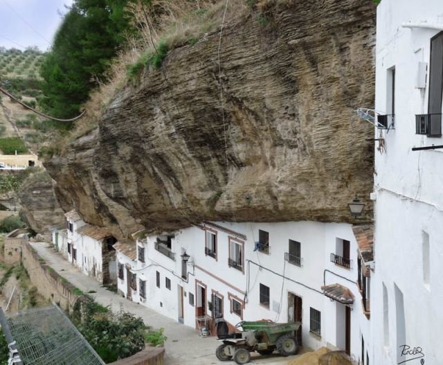 Những căn nhà với mái bằng tảng đá đè lên trên ở thị trấn Setenil de las Bodegas 